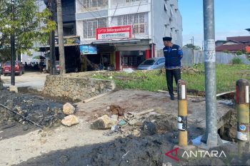 Pemkot Kendari rutin tangani sedimen di drainase cegah banjir
