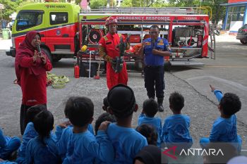 FOTO - Edukasi pengenalan pemadam pada anak sekolah