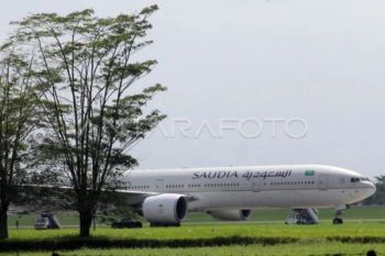 Pesawat jamaah haji Depok Kloter 12 mendarat darurat di Medan