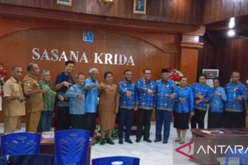 Pemkab Biak Numfor sebut sekolah tidak boleh menahan ijazah siswa