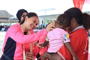 Bhayangkari bagikan paket stunting dalam bakti sosial di Sorong