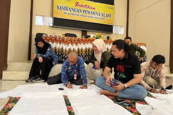 Pemkab Tapin latih warga produksi Sasirangan gunakan pewarna alami