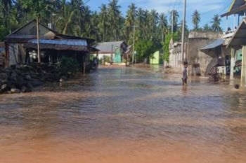 BPBD Kabupaten Parimo kirim 40 paket logistik bagi korban banjir di Parigi