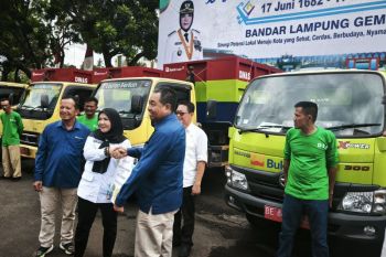 Bandarlampung terima bantuan tujuh mobil pengangkut sampah