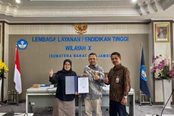Kepala LLDIKTI Wilayah X serahkan SK pembukaan Prodi Kesehatan perdana UMJ