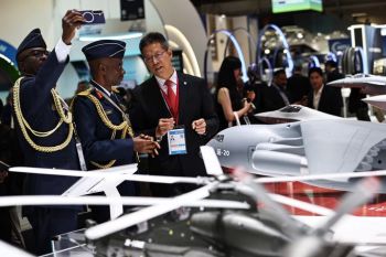 Mengunjungi stan produk dirgantara China di Paris Air Show ke-55