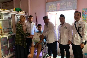 Santri ini dibantu kursi roda oleh Baznas Bukittinggi setelah alami kecelakaan