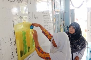 Saat Buk Tri mengajarkan pengolahan data dengan tutup galon bekas