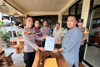 Warga OKU serahkan senjata api ilegal polisi