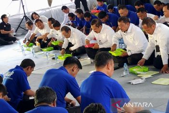 Menteri Agus  Indrianto makan siang bersama napi Lapas Semarang