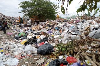 Sebanyak 375 ton sampah di TPS Sandubaya Mataram diangkut