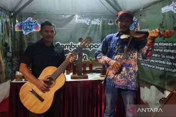 Warga Kudus berhasil membuat kerajinan gitar dari bahan bambu