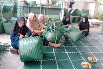 Limbah tali plastik pengikat kertas PT IKPP jadi anyaman cantik di tangan M Nur