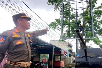 Satpol PP Kotim bongkar stan baliho ilegal yang mengganggu keindahan kota