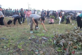 Ribuan warga bersihkan sirkuit makepung di Jembrana