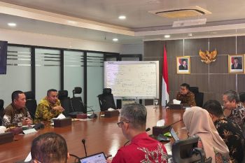 Pj Gubernur-Kementerian ESDM bahas percepatan listrik pada desa di Papua