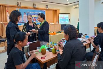 Dispar Kota Kupang gelar pelatihan kriya rajutan kombinasi tenun