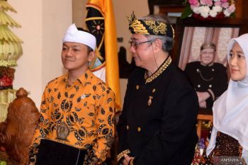 Incorporate noble traditions in character education : Official