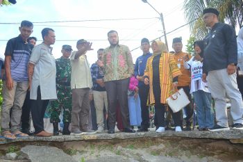 Antisipasi banjir, Pemkot Padang keruk sungai di Lubeg