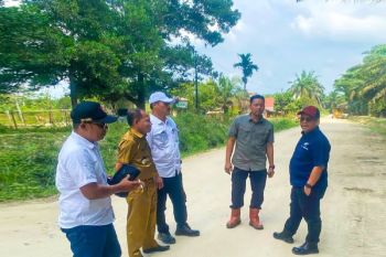 Stimulus Ekonomi Masyarakat, PTPN IV Regional III Perbaiki Jalan Desa