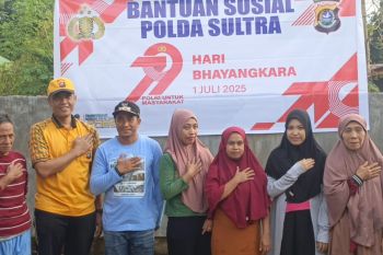 Polda Sultra bersama warga gelar kerja bakti bersihkan TPU Kendari