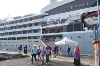 Kapal Pesiar MV Le Soleal sandar di Pelabuhan Badas Sumbawa