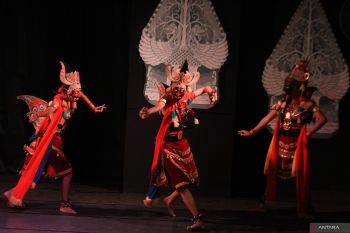 Pagelaran wayang topeng dengan cerita Panj