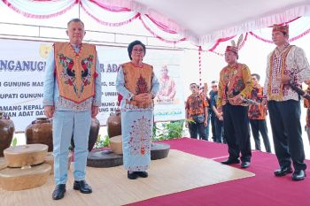 Bupati dan Wabup Gumas terima gelar kehormatan adat Dayak