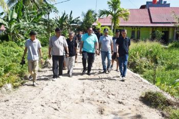 Warga Pariaman bangun jalan secara swadaya