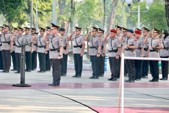 Polda Jatim tabur bunga di TMP guna peringati Hari Bhayangkara