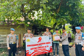 Polres Pesisir Barat salurkan paket bahan pokok ke warga kurang mampu