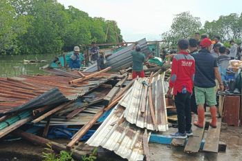 Pemprov Sulsel salurkan bantuan korban puting beliung di Pinrang