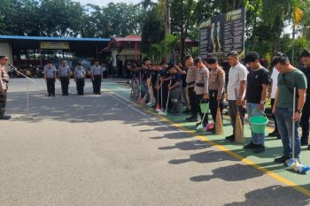 Warga binaan Lapas Batam ikut kegiatan bersihkan Mapolresta Barelang