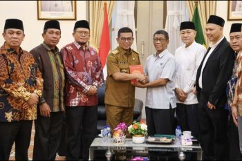 Gubernur Andra Soni terima 15.000 mushaf Al Quran disalurkan ke ponpes