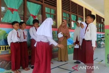 Dari Engklek Jadi Angka: Cara Ibu Roliah Mengajarkan Matematika di Siak