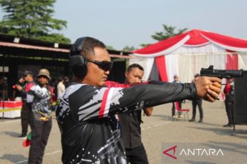 Wakapolres Bekasi Kota jago tembak pistol di Kapolda Cup