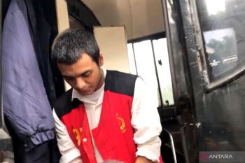 Vadel hadir dengan tangan diborgol di sidang dakwaan di PN Jaksel