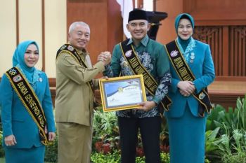 Gubernur kukuhkan Bupati dan Ketua TP- PKK Tanah Laut sebagai Ayah/Bunda Generasi Berencana