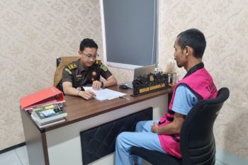 Kejari Batam limpahkan tersangka kasus korupsi ke penuntut umum