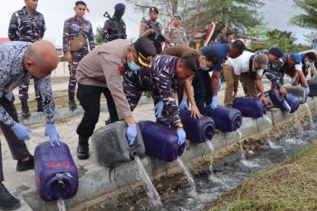 Polres Aru  lakukan pemusnahan barang bukti minuman keras tradisional