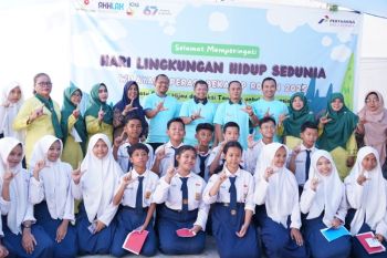 Wujudkan kesadaran lingkungan, PHR salurkan PLTS 2,2 Kw dan lampu energi surya ke SMPN 2 Mandau