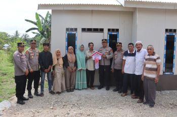 Momen Hari Bhayangkara Ke-79 Tahun 2025, Kapolres Pasaman Barat serahkan kunci ke penerima bantuan bedah rumah