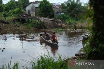 Jembatan ambruk di Kabupaten Kubu Raya