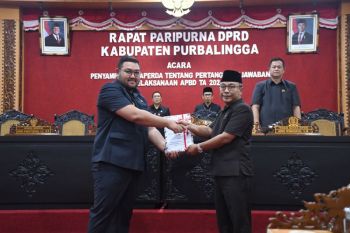Pemkab Purbalingga serahkan Raperda Pertanggungjawaban APBD