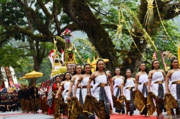Tradisi larungan 1 Suro di telaga Ngebel Ponorogo