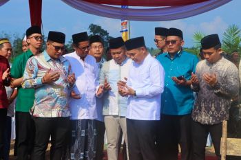Wabup Muba kunjungi Desa Simpang Bayat, peletakan batu pertama pembangunan Ponpes Riyadhul Muslimin