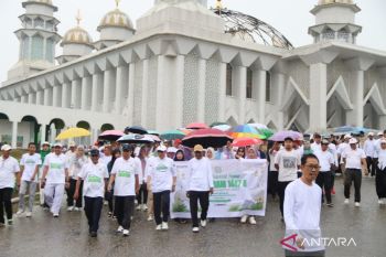 Jalan santai Peaceful Muharam 1447 H, Kakanwil Kemenag Sultra bagi bibit pohon