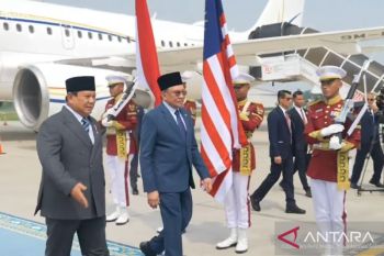 Prabowo sambut langsung kedatangan PM Anwar dan semobil bersama