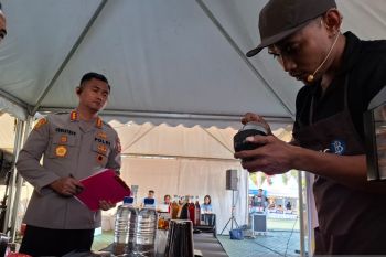 Sejumlah peserta meramaikan Lomba Barista yang digelar BI NTT di Kupang