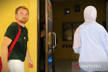 Turis Polandia marah saat anak Bantimurung Maros mengatainya gila